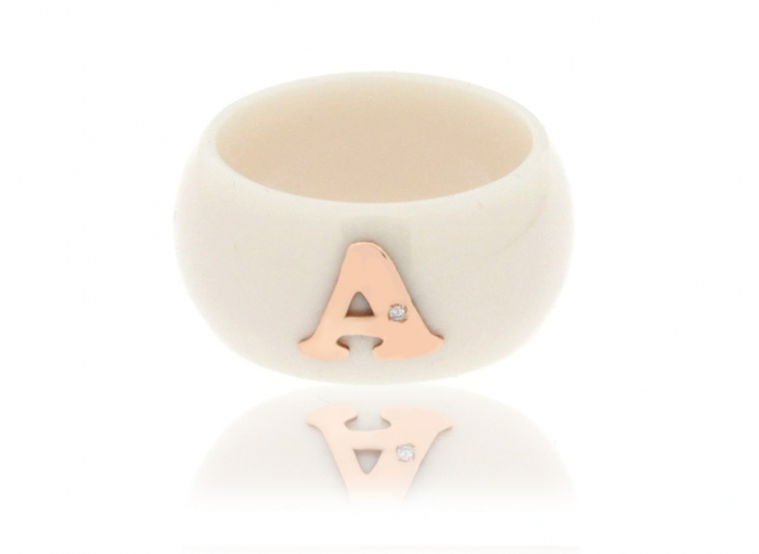 Anello Dalù in ceramica avorio personalizzabile con iniziale del nome in oro 18kt bianco giallo o rosa con diamante