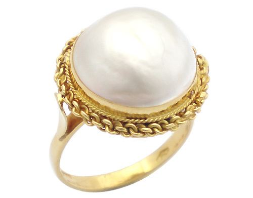 Anello in oro giallo 18kt e mezza perla