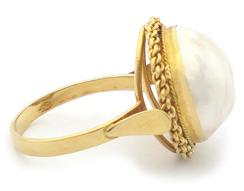 Anello in oro giallo 18kt e mezza perla