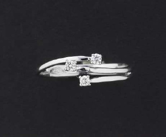 Anello Trilogy firmato FOGI by Gianni Carità in oro bianco e diamanti da 0.09ct