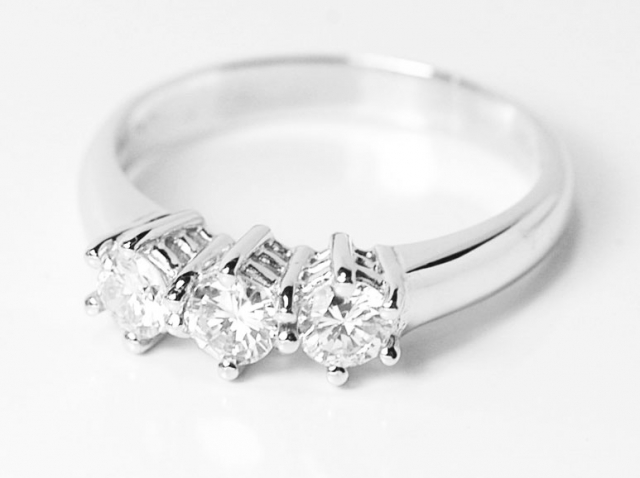 Anello Trilogy firmato FOGI by Gianni Carità in oro bianco e diamanti da 0.33ct