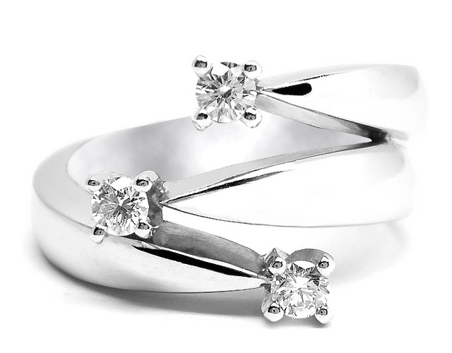 18K White Gold with 0.21ct Diamonds Trilogy Ring