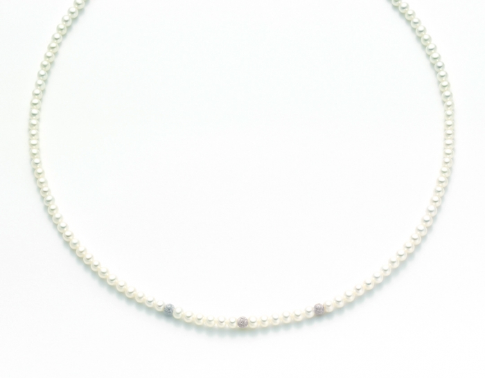 18K White Gold and White Pearls Necklace