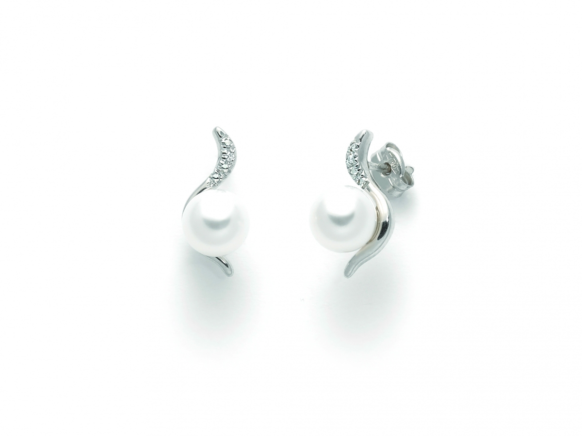 MILUNA Earrings in 9k Gold with Natural Pearls and Diamonds