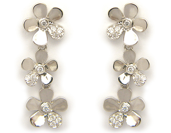 Orecchini pendenti a fiori in oro bianco 18kt e zirconi